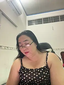 Snapshot of NDith chatting on 03.18.25 NDith online show from 03.18.25