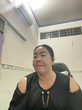 Snapshot of NDith chatting on 03.18.25 NDith online show from 03.18.25