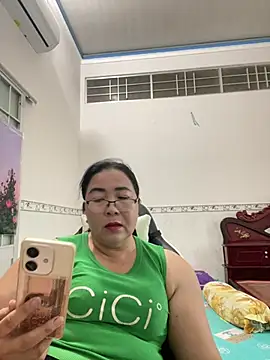 Snapshot of NDith chatting on 03.19.25 NDith online show from 03.19.25