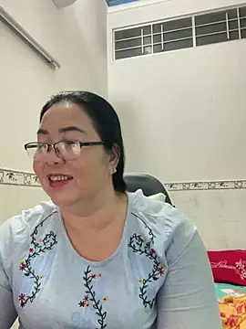 Snapshot of NDith chatting on 03.21.25 NDith online show from 03.21.25