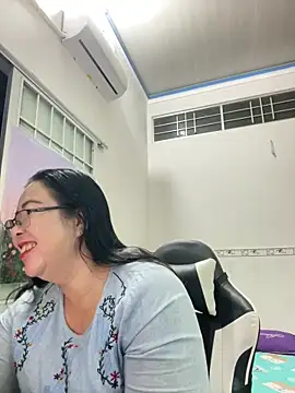 Snapshot of NDith chatting on 03.21.25 NDith online show from 03.21.25