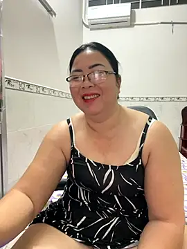 Snapshot of NDith chatting on 09.15.25 NDith online show from 09.15.25