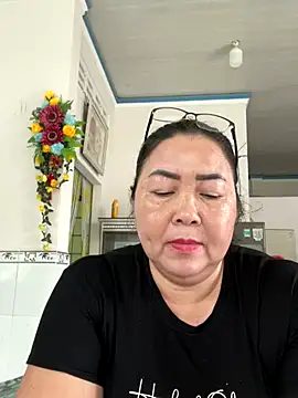 Snapshot of NDith chatting on 09.29.25 NDith online show from 09.29.25