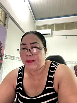 Snapshot of NDith chatting on 09.30.25 NDith online show from 09.30.25