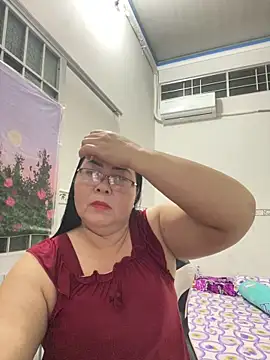 Snapshot of NDith chatting on 10.02.25 NDith online show from 10.02.25