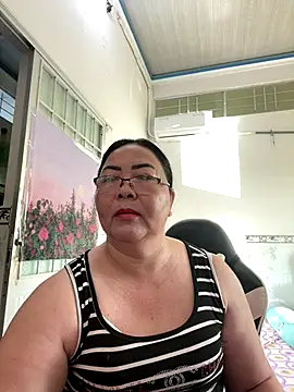 Snapshot of NDith chatting on 10.06.25 NDith online show from 10.06.25