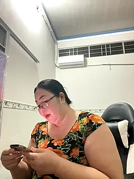 Snapshot of NDith chatting on 10.24.25 NDith online show from 10.24.25