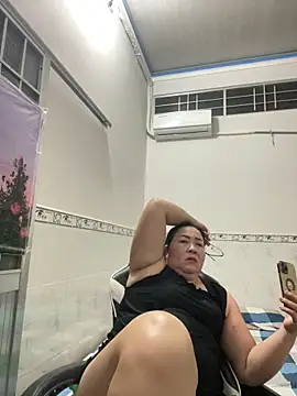 Snapshot of NDith chatting on 10.26.25 NDith online show from 10.26.25