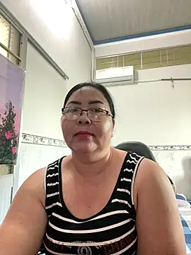 Snapshot of NDith chatting on 10.31.25 NDith online show from 10.31.25