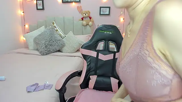 Snapshot of emilyharrix chatting on 02.04.26 emilyharrix online show from 02.04.26