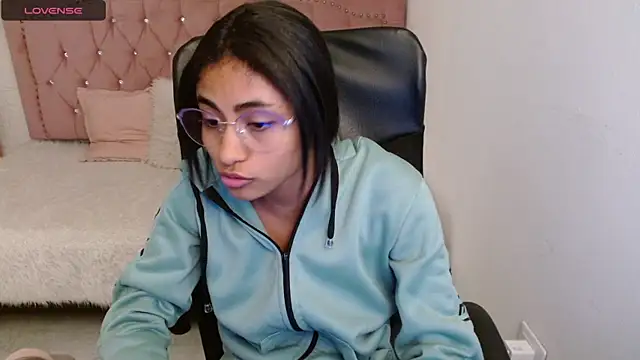 Snapshot of shaneelle chatting on 01.24.25 shaneelle online show from 01.24.25