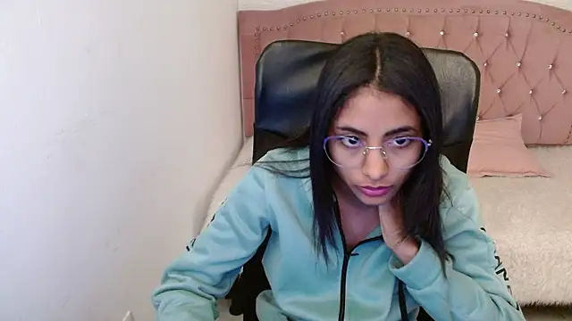 Snapshot of shaneelle chatting on 01.28.25 shaneelle online show from 01.28.25