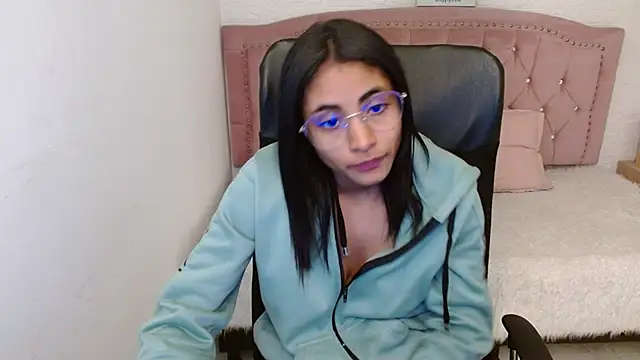 Snapshot of shaneelle chatting on 02.01.25 shaneelle online show from 02.01.25