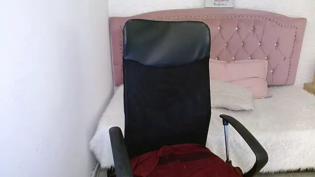 Snapshot of shaneelle chatting on 02.01.25 shaneelle online show from 02.01.25