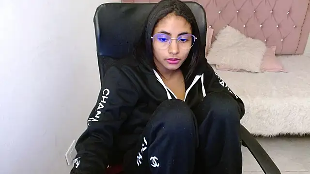 Snapshot of shaneelle chatting on 02.03.25 shaneelle online show from 02.03.25