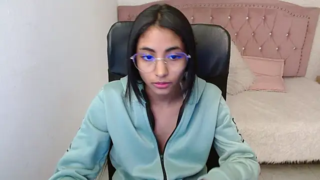 Snapshot of shaneelle chatting on 02.04.25 shaneelle online show from 02.04.25