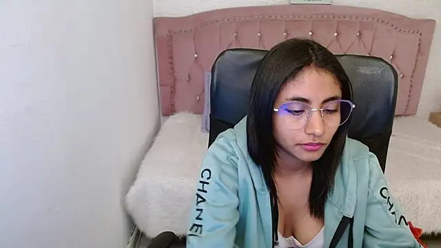 Snapshot of shaneelle chatting on 02.06.25 shaneelle online show from 02.06.25