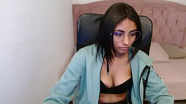 Snapshot of shaneelle chatting on 02.08.25 shaneelle online show from 02.08.25