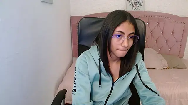 Snapshot of shaneelle chatting on 02.11.25 shaneelle online show from 02.11.25