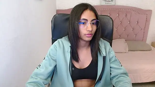 Snapshot of shaneelle chatting on 02.13.25 shaneelle online show from 02.13.25