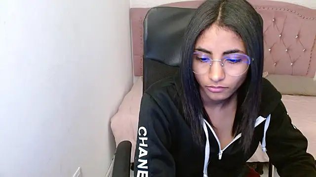 Snapshot of shaneelle chatting on 02.14.25 shaneelle online show from 02.14.25