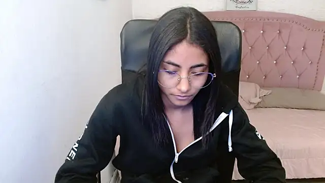 Snapshot of shaneelle chatting on 02.14.25 shaneelle online show from 02.14.25