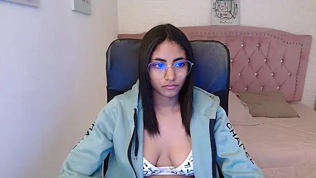 Snapshot of shaneelle chatting on 02.18.25 shaneelle online show from 02.18.25