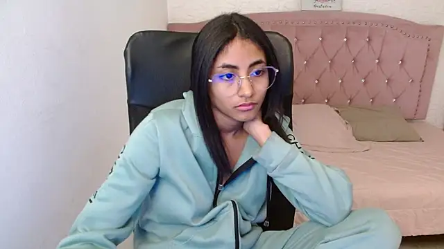 Snapshot of shaneelle chatting on 02.18.25 shaneelle online show from 02.18.25