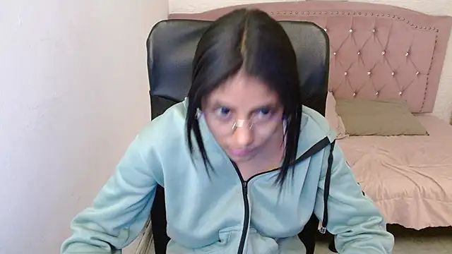 Snapshot of shaneelle chatting on 02.18.25 shaneelle online show from 02.18.25