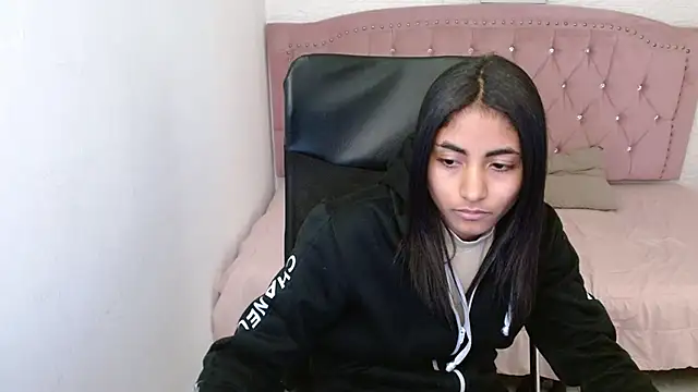 Snapshot of shaneelle chatting on 02.20.25 shaneelle online show from 02.20.25