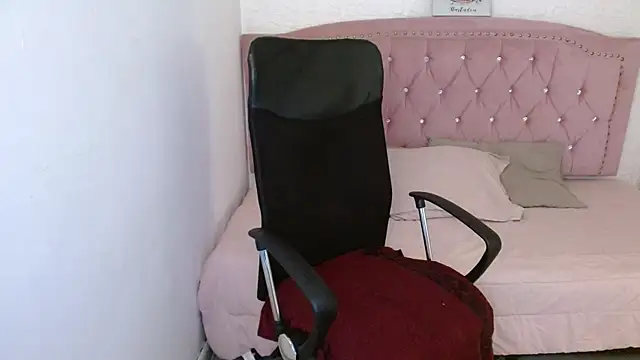 Snapshot of shaneelle chatting on 02.21.25 shaneelle online show from 02.21.25