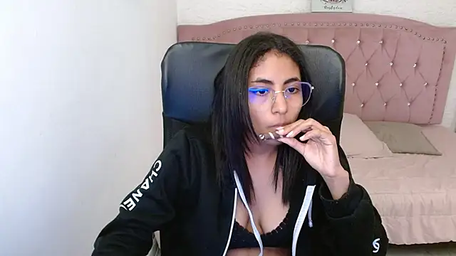 Snapshot of shaneelle chatting on 02.28.25 shaneelle online show from 02.28.25