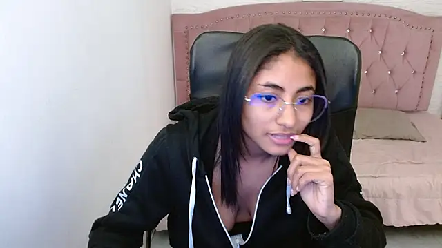 Snapshot of shaneelle chatting on 02.28.25 shaneelle online show from 02.28.25