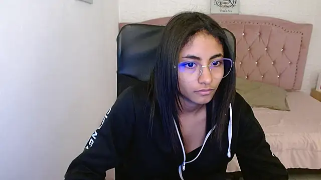 Snapshot of shaneelle chatting on 03.03.25 shaneelle online show from 03.03.25