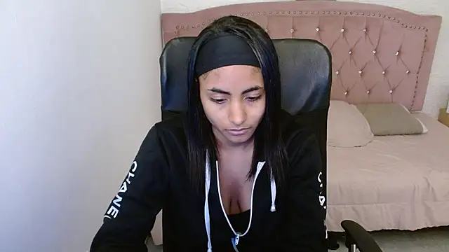 Snapshot of shaneelle chatting on 03.05.25 shaneelle online show from 03.05.25