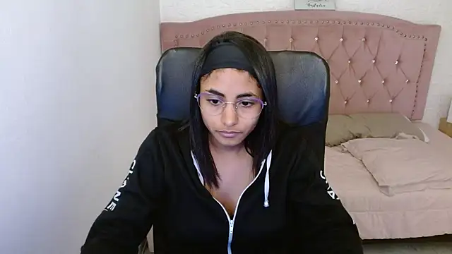 Snapshot of shaneelle chatting on 03.05.25 shaneelle online show from 03.05.25