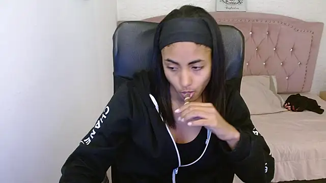 Snapshot of shaneelle chatting on 03.07.25 shaneelle online show from 03.07.25