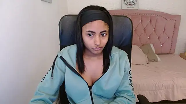 Snapshot of shaneelle chatting on 03.08.25 shaneelle online show from 03.08.25