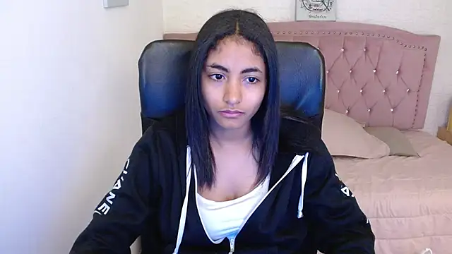 Snapshot of shaneelle chatting on 03.14.25 shaneelle online show from 03.14.25