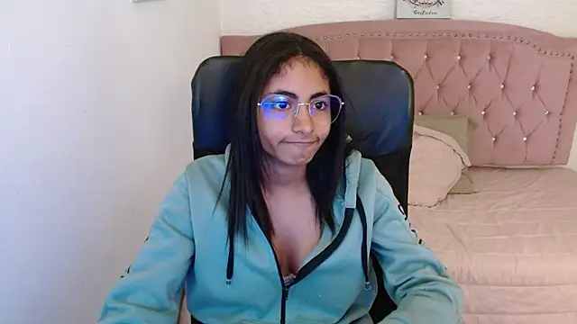 Snapshot of shaneelle chatting on 03.15.25 shaneelle online show from 03.15.25