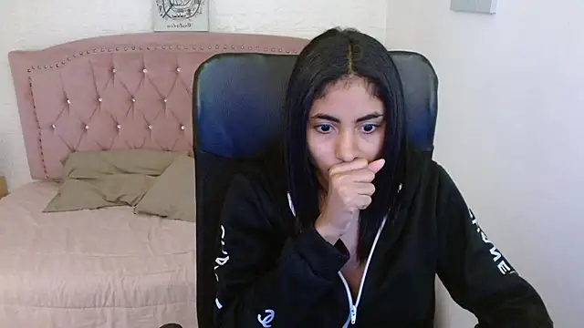 Snapshot of shaneelle chatting on 03.17.25 shaneelle online show from 03.17.25