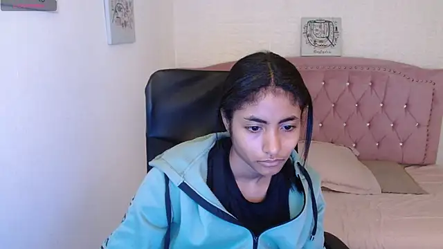 Snapshot of shaneelle chatting on 03.18.25 shaneelle online show from 03.18.25