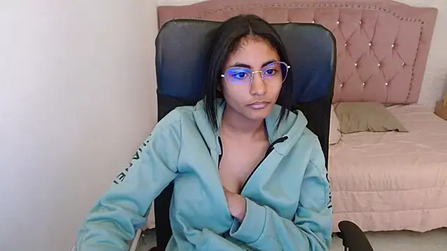 Snapshot of shaneelle chatting on 03.18.25 shaneelle online show from 03.18.25