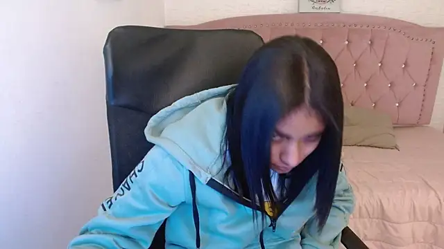 Snapshot of shaneelle chatting on 03.21.25 shaneelle online show from 03.21.25