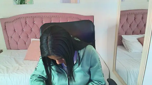 Snapshot of shaneelle chatting on 09.09.25 shaneelle online show from 09.09.25