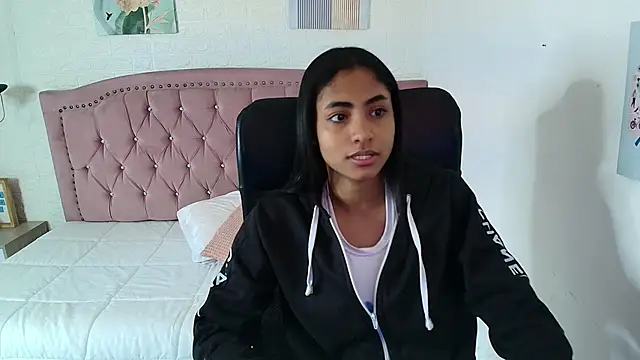 Snapshot of shaneelle chatting on 09.10.25 shaneelle online show from 09.10.25