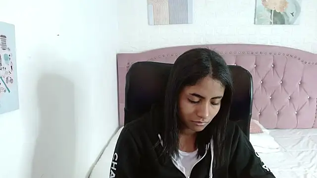 Snapshot of shaneelle chatting on 09.15.25 shaneelle online show from 09.15.25