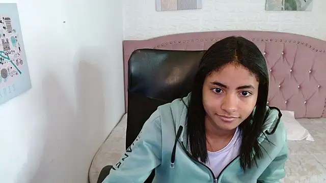 Snapshot of shaneelle chatting on 10.02.25 shaneelle online show from 10.02.25