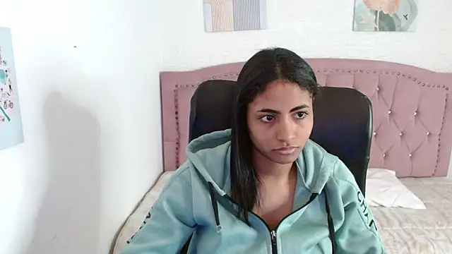 Snapshot of shaneelle chatting on 10.06.25 shaneelle online show from 10.06.25