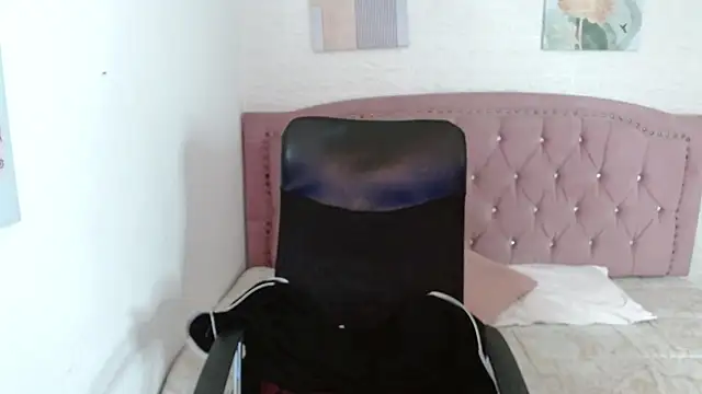 Snapshot of shaneelle chatting on 10.07.25 shaneelle online show from 10.07.25